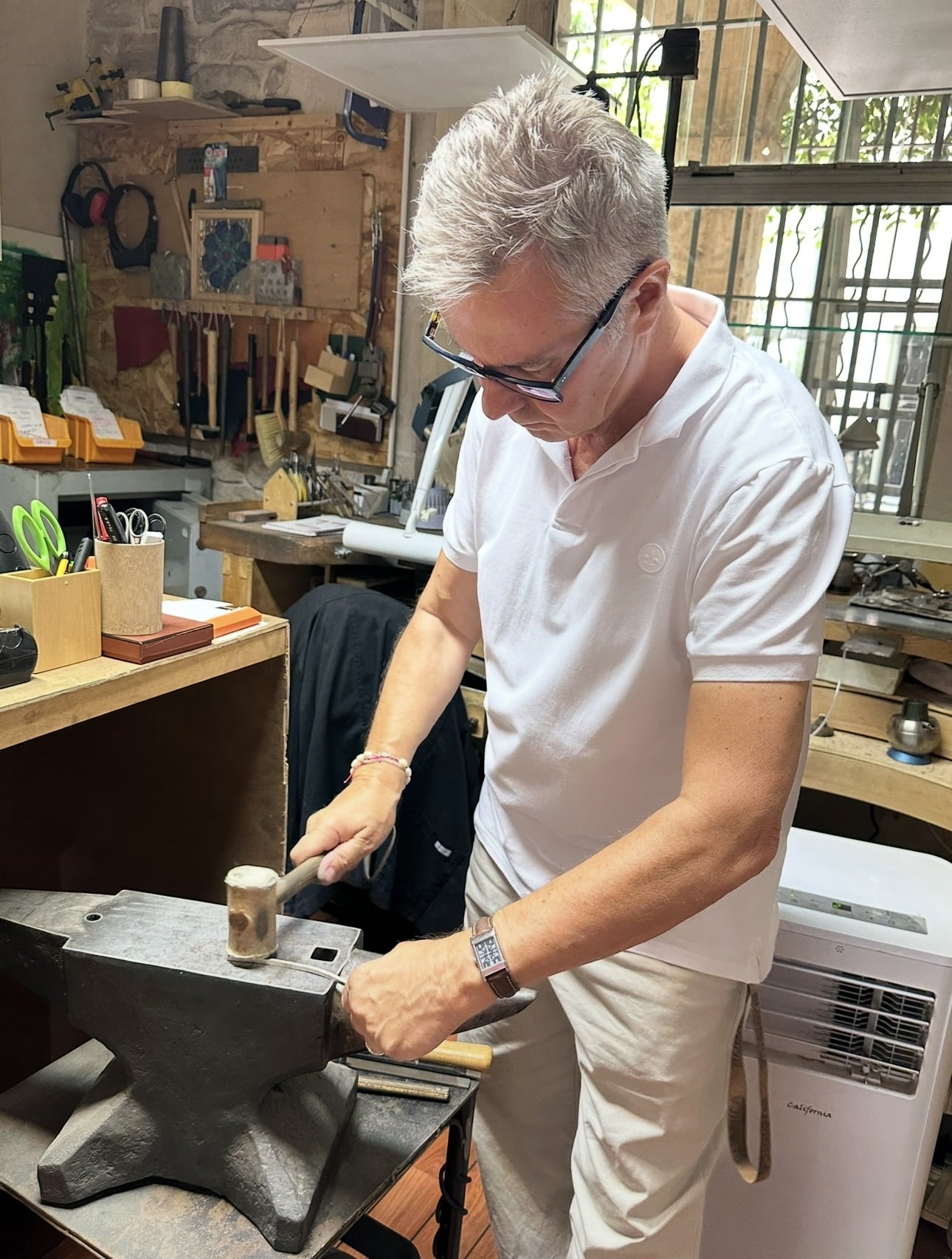 Thierry Poisson joaillier à Nîmes travaillant à l’atelier sur une création de bijou